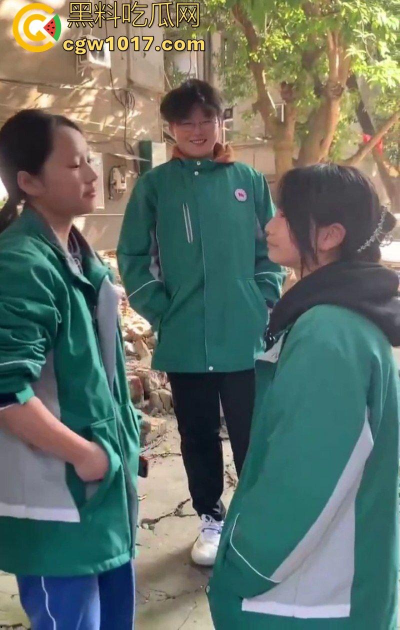 阆中中学女生霸凌事件 高中妹被接连扇大耳光 满脸红掌印却依旧不闪不避 硬气的一逼！男同学围观全程不阻止反而笑嘻嘻！-1