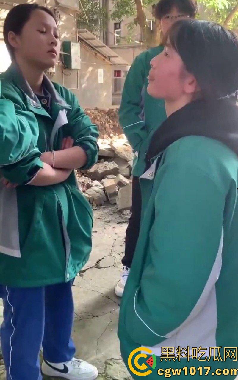阆中中学女生霸凌事件 高中妹被接连扇大耳光 满脸红掌印却依旧不闪不避 硬气的一逼！男同学围观全程不阻止反而笑嘻嘻！-4