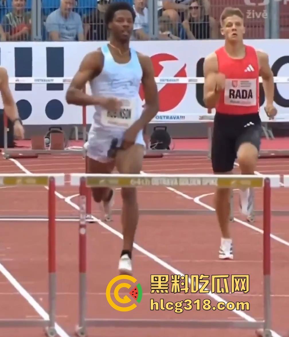 奥斯特拉瓦大奖赛400跨栏决赛惊现走光事故！【克里.罗宾森】牛子从短裤裤管中滑出，摇摇晃晃拿了个冠军！-2