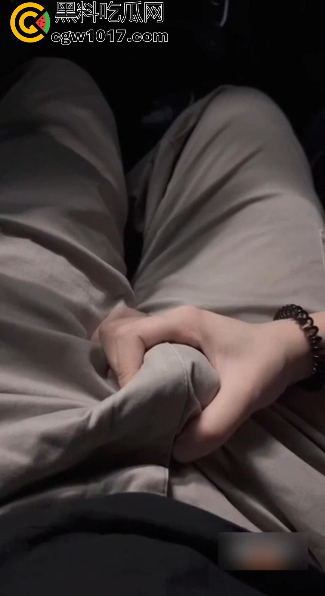 骚货女友在地下停车场坐在副驾驶上直接掰穴发情！撩裙勾魂，男主当场硬到差点停车猛干！-6