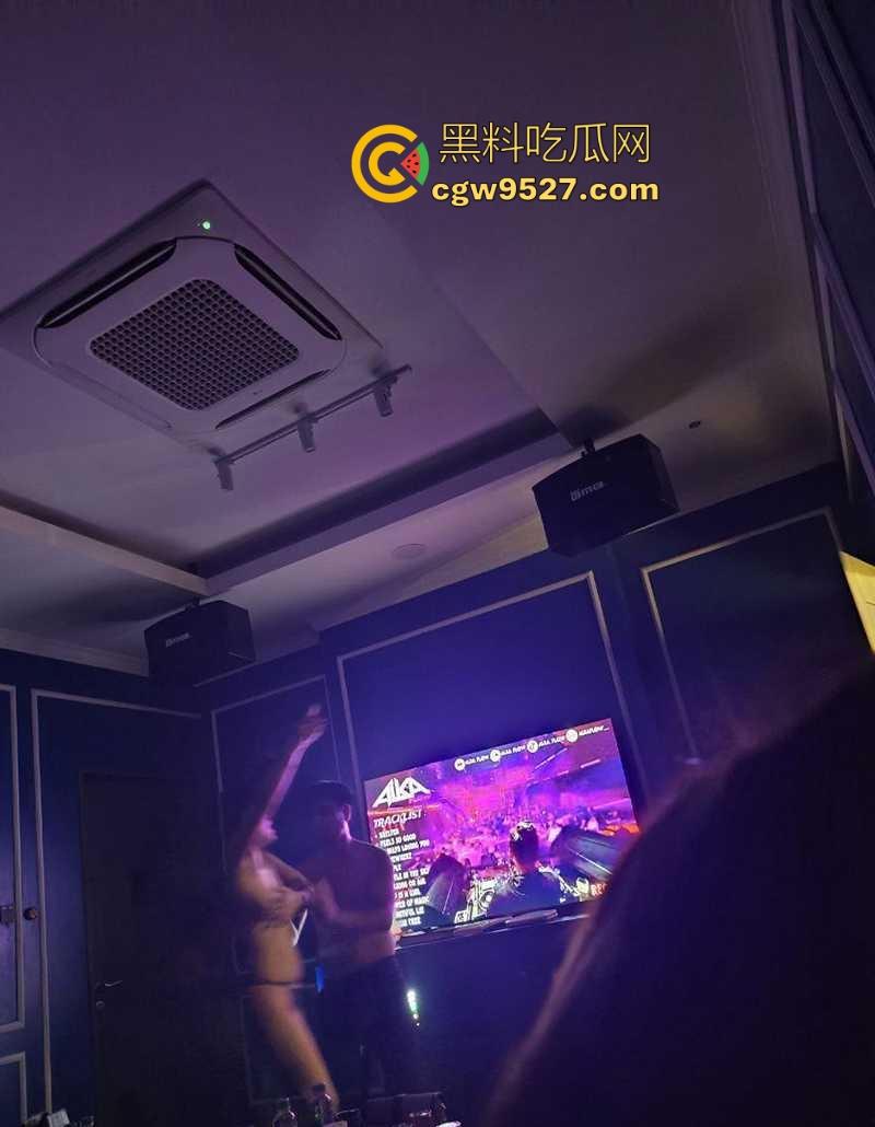 高档KTV，VIP包厢淫乱视频曝光 ，权贵乐园荒淫无度，金主们当众爆操美女公主，极度淫乱！-2