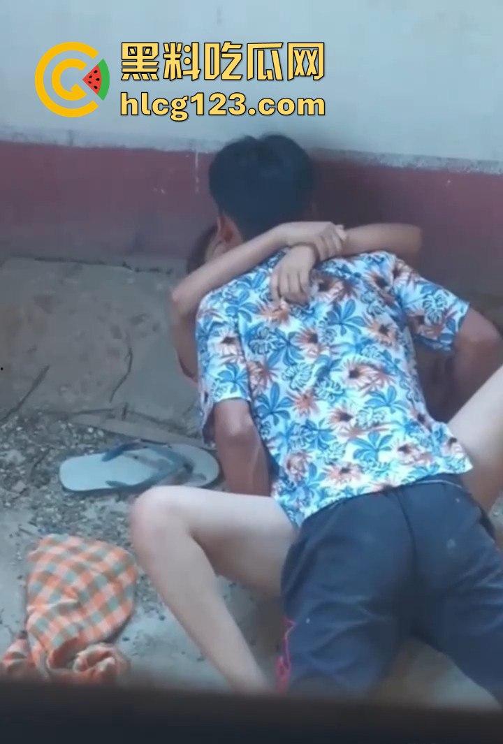 牛子操作拉满！废弃房屋里的激情野战，情侣无套激战被偷拍，玩得真是够野！-3