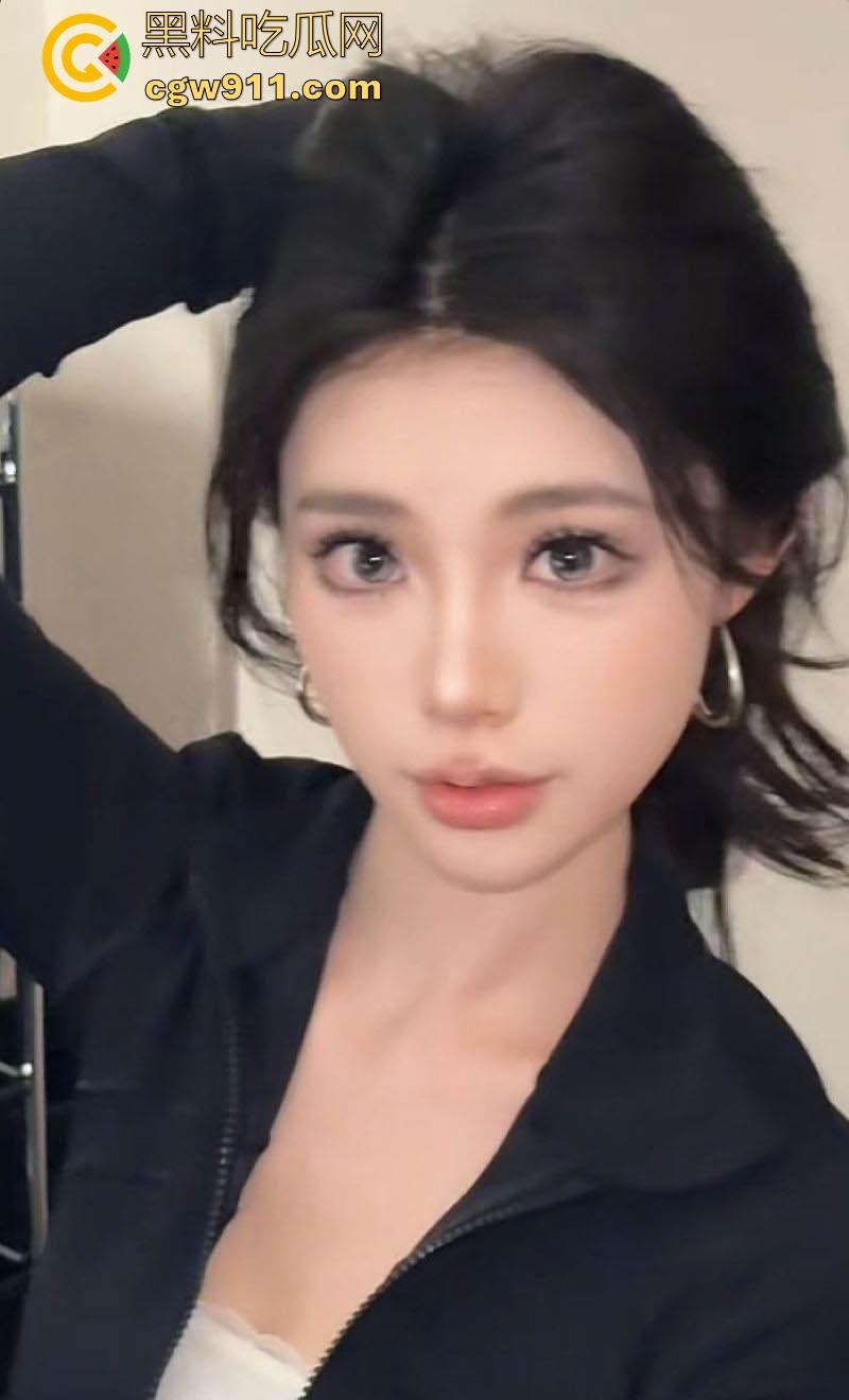 长沙LV极品销售【秦璐伊】高颜值极品身材，搭配紧身吊带裙配黑色小白袜，C杯美乳挺翘，被金主镜子前猛操后入！-1