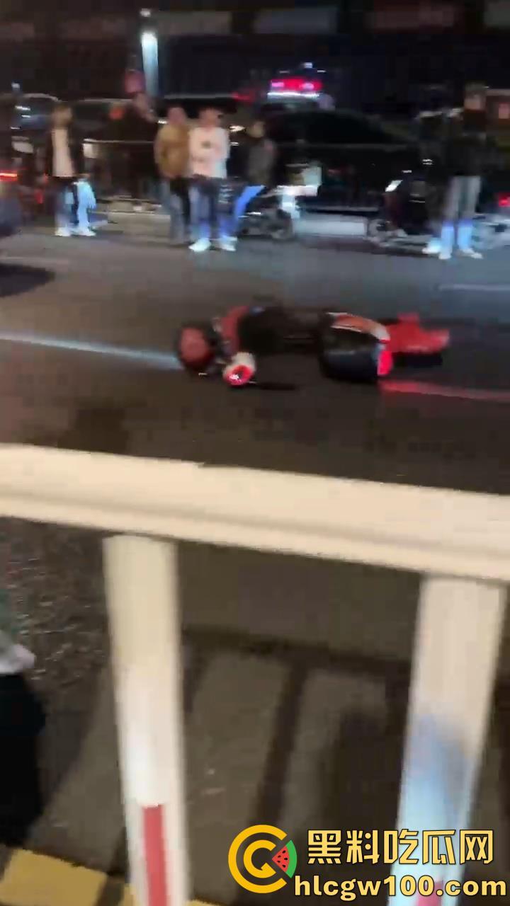 痛心！汕头长江路突发悲剧，电动车男子与汽车相撞瞬间丧命，汽车冲毁护栏-2