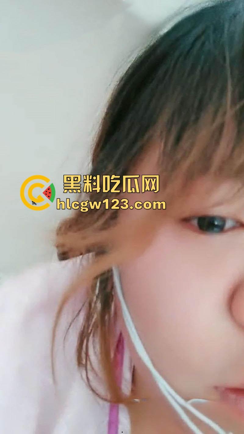 小妹妹偷拍妈妈与后爹及朋友的3P淫乱大戏 各种姿势爆草抽插 小妹妹看的自己逼痒难耐玩起跳蛋自慰！-1