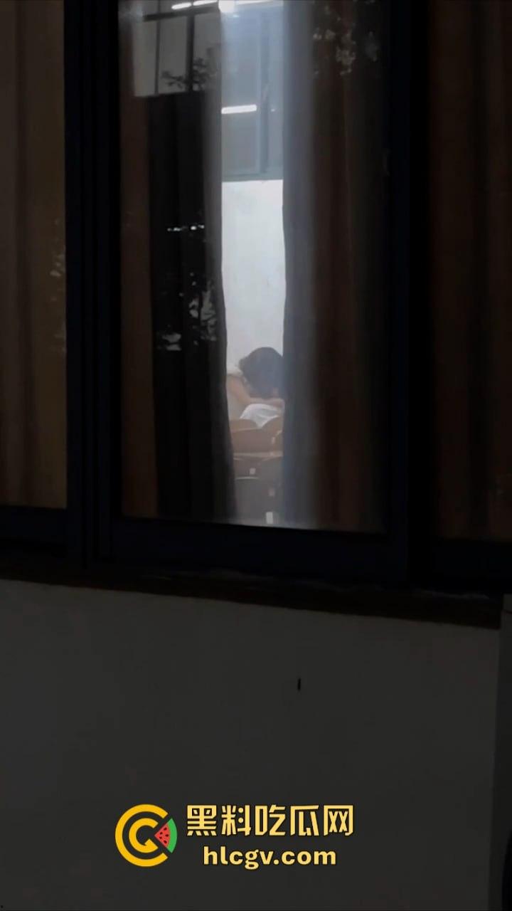 教室打急炮不拉帘 温州学院林玉婵与男友啪啪被同学全程拍到-1