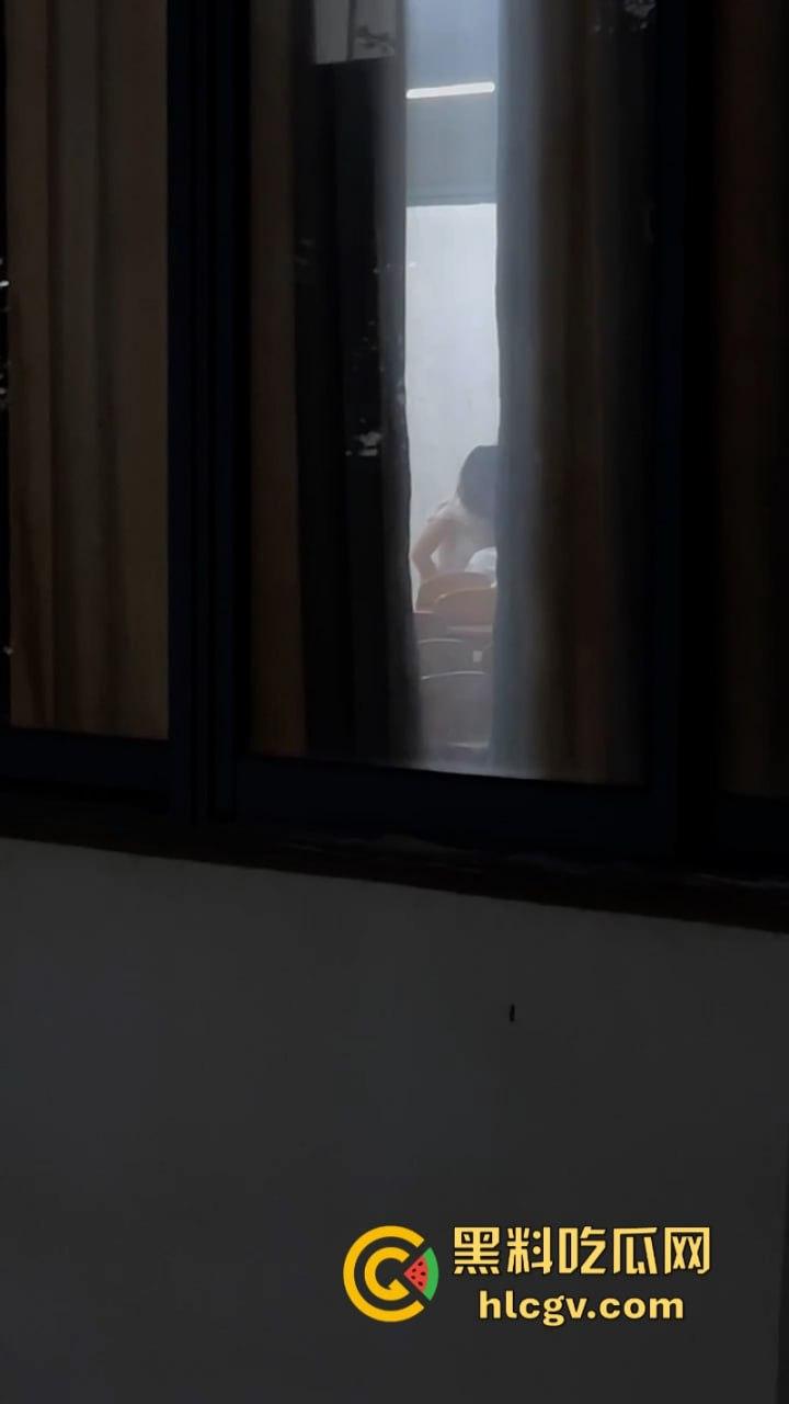 教室打急炮不拉帘 温州学院林玉婵与男友啪啪被同学全程拍到-4