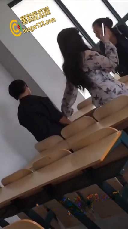 武汉工程大学女生带上老妈，跨越一千多公里直奔教室，手撕渣男为爱冲锋的女勇士！-4