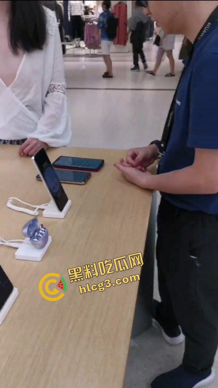 天降大奶于手机店也!主人的任务之 华为旗舰店真空露奶 主人在旁边指挥 看懵销售人员-2