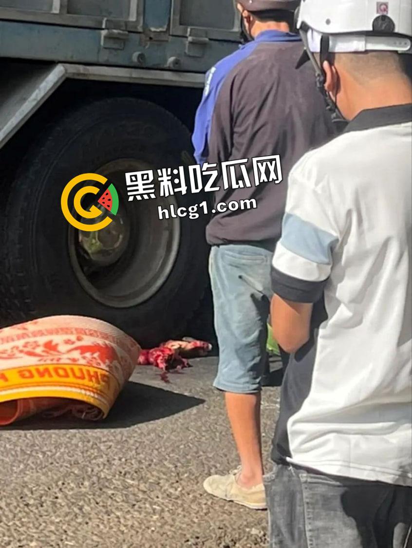 血腥慎入!越南男子钻车底自杀 下半身碾成肉酱 现场画面流出-2