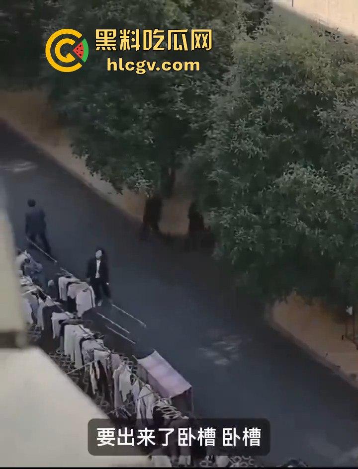 湖北商贸学院女学生校内猝死，学校未通知家属先运遗体！学生拉窗禁看，家属校内维权！-10