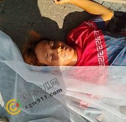 惨烈车祸现场，精神小伙骑车飙出火葬场悲剧！鲜血肠子满地，围观群众震惊想吐，惨不忍睹！-4