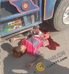 惨烈车祸现场，精神小伙骑车飙出火葬场悲剧！鲜血肠子满地，围观群众震惊想吐，惨不忍睹！-5