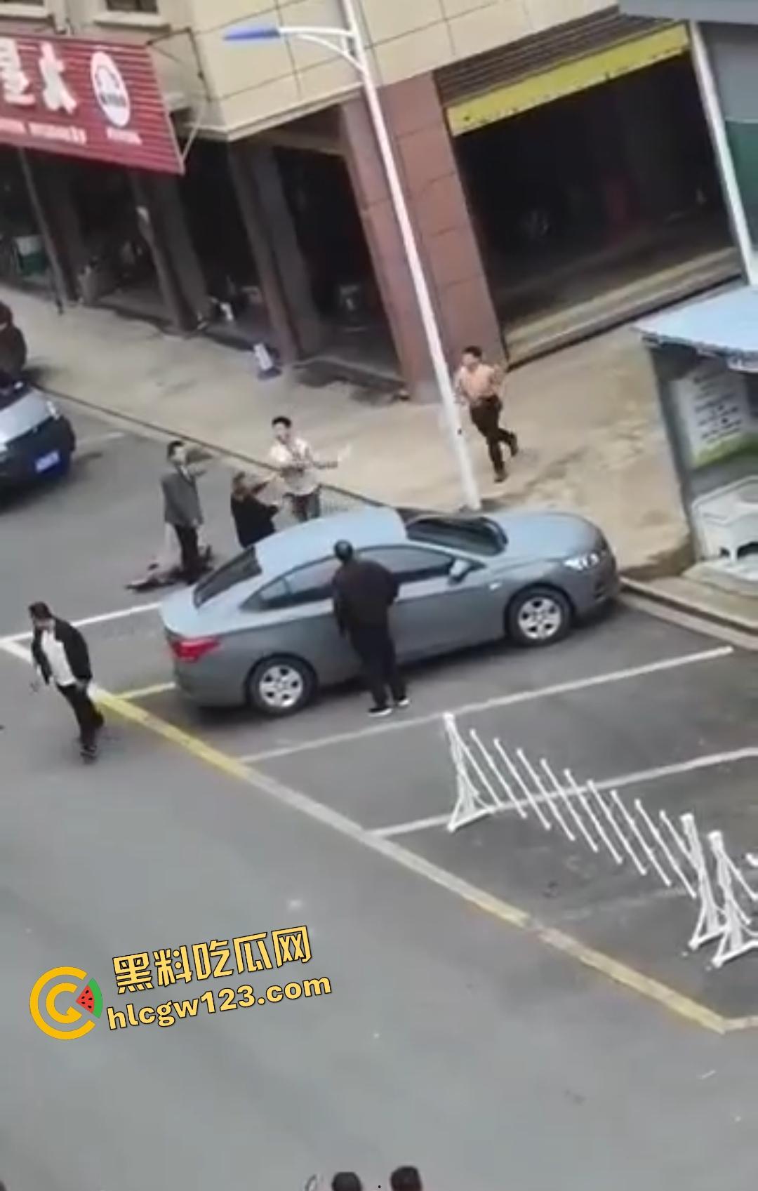 武汉热干面涨价4块变5块！疯男不爽追老板狂砍，吃面舔刀一碗面值一条命！-1