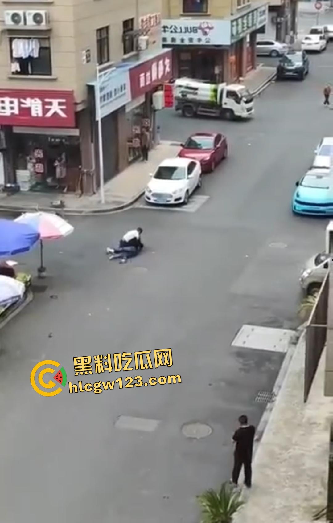 武汉热干面涨价4块变5块！疯男不爽追老板狂砍，吃面舔刀一碗面值一条命！-2