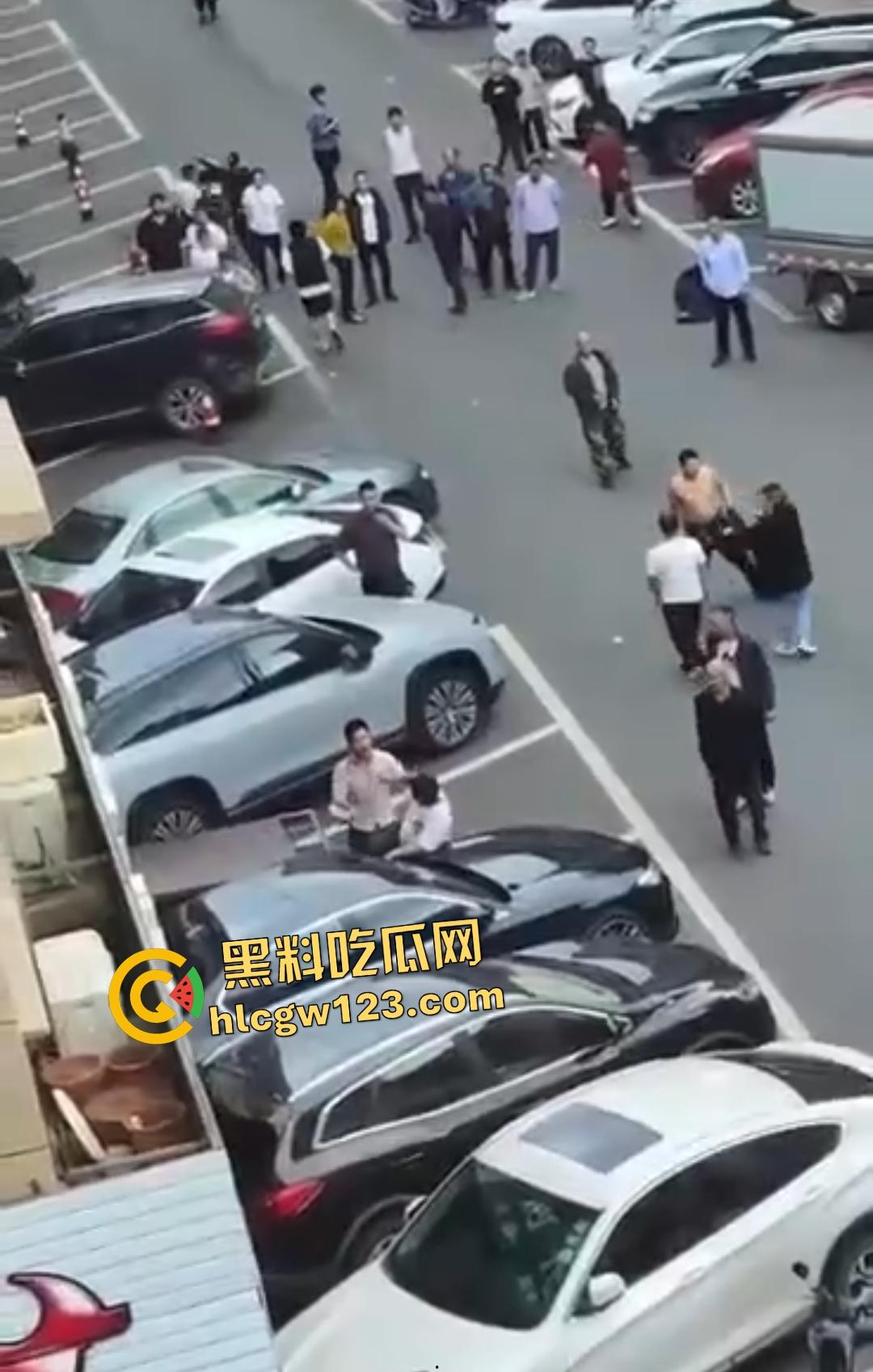 武汉热干面涨价4块变5块！疯男不爽追老板狂砍，吃面舔刀一碗面值一条命！-7