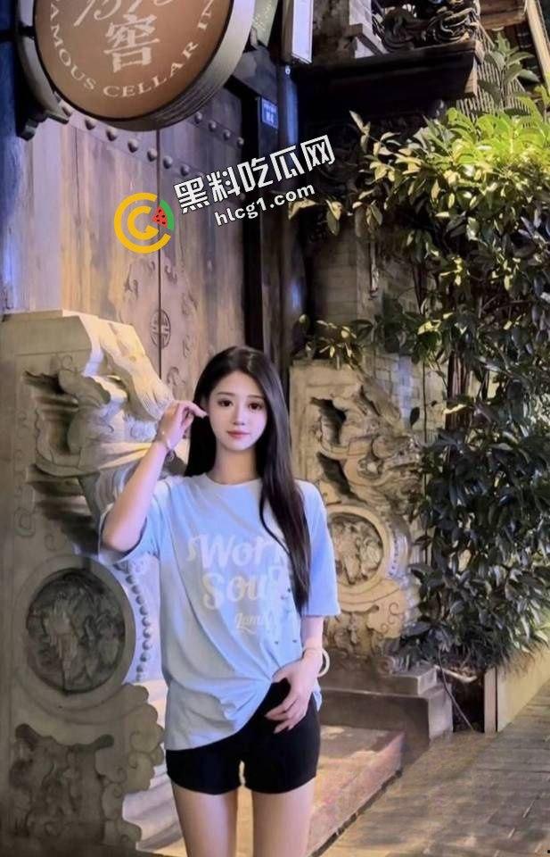 四川抖音小姐姐『卢晓滢』网红这条路走不通 改做鸡婆 日常兼职约炮视频流出-2