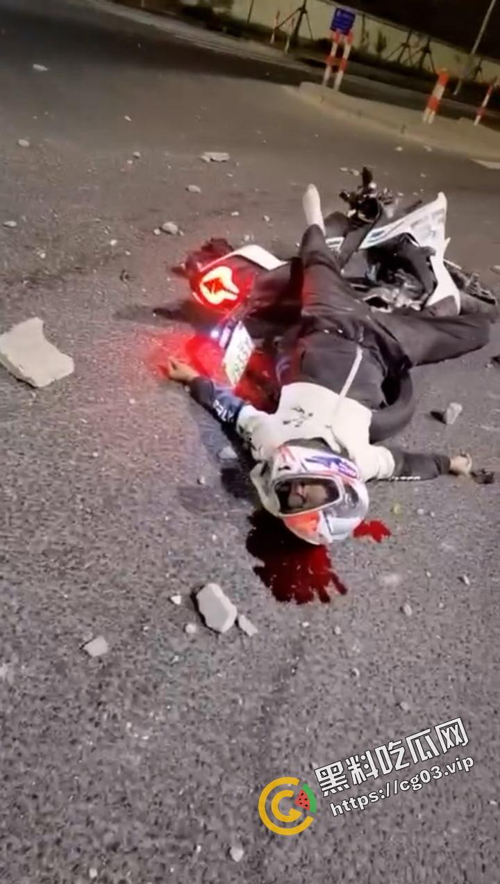 浙江台州骑士穿墙殒命！拉极速 把墙撞了一个大洞！远光灯之乡的冲击力！-4